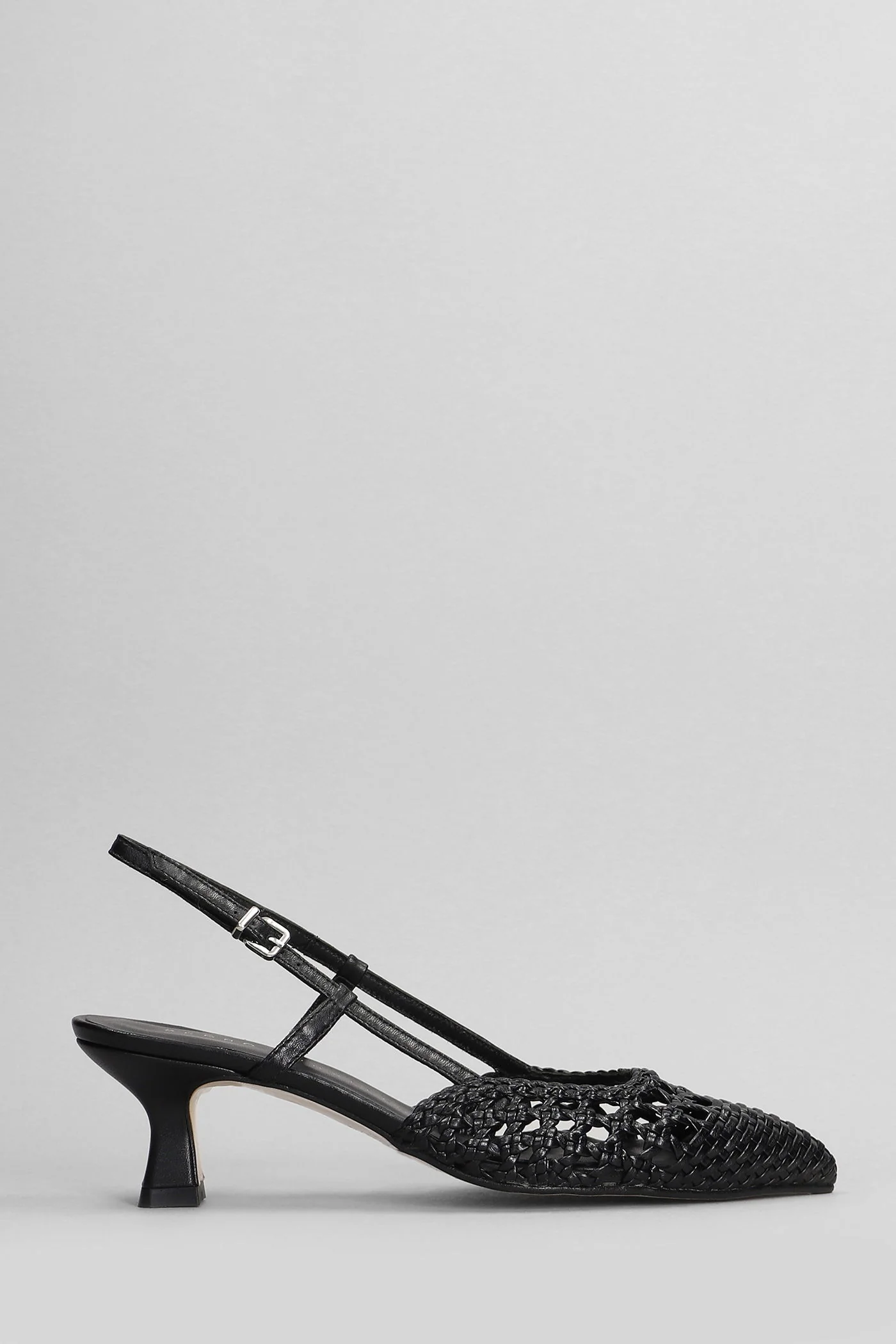 Pumps in black leather