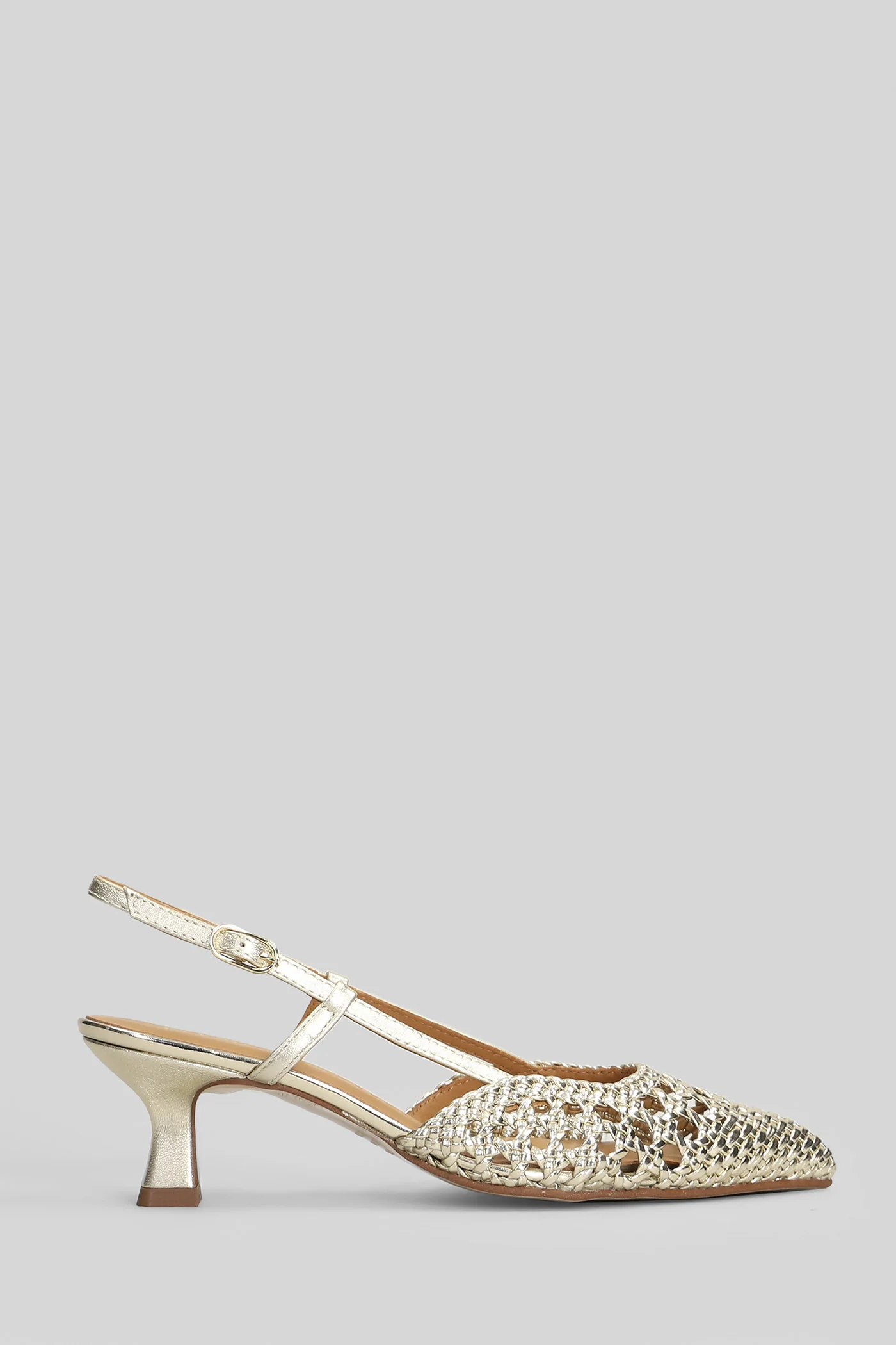 Pumps in platinum leather