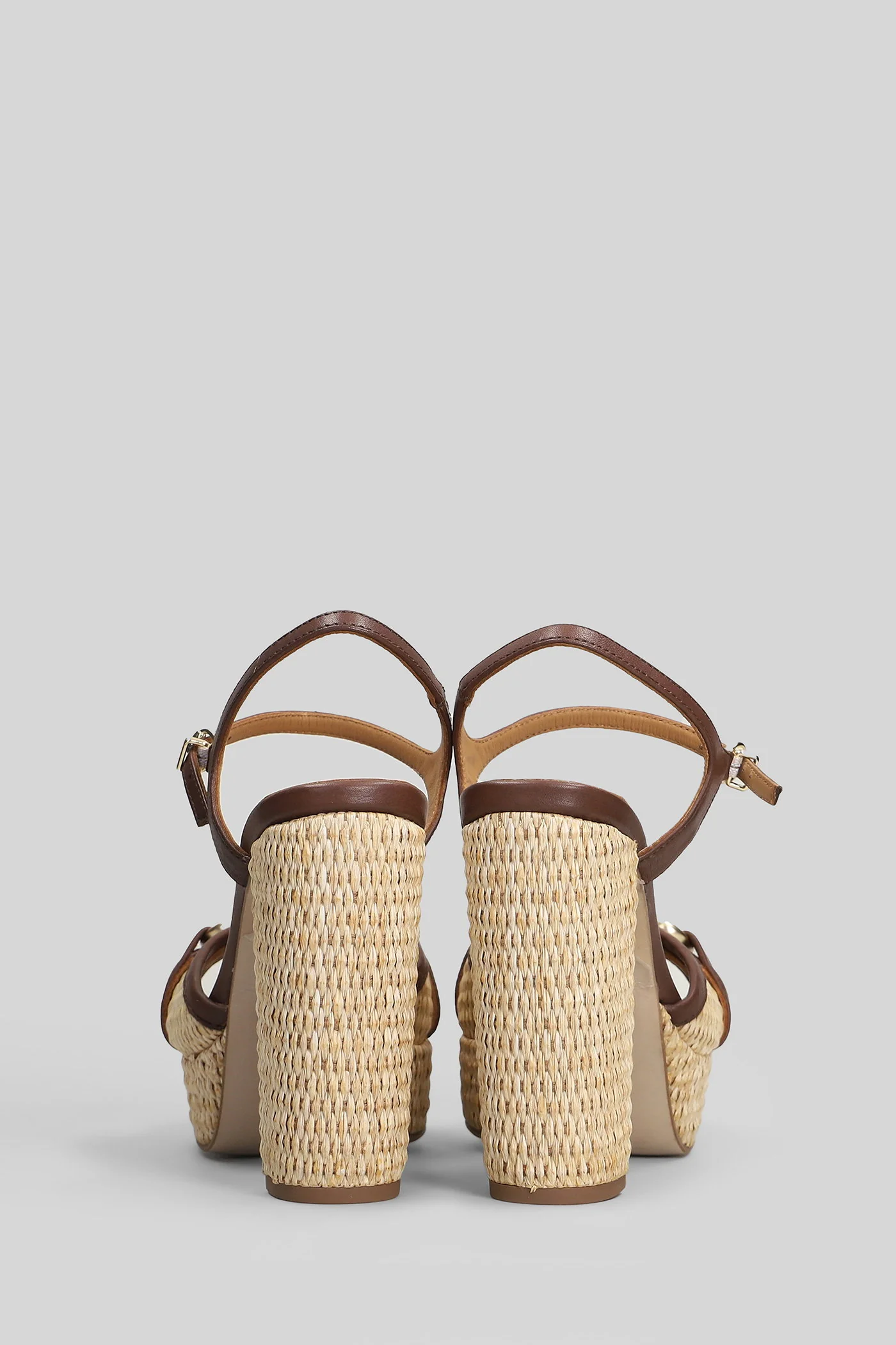 Sandals in beige leather - Image 4