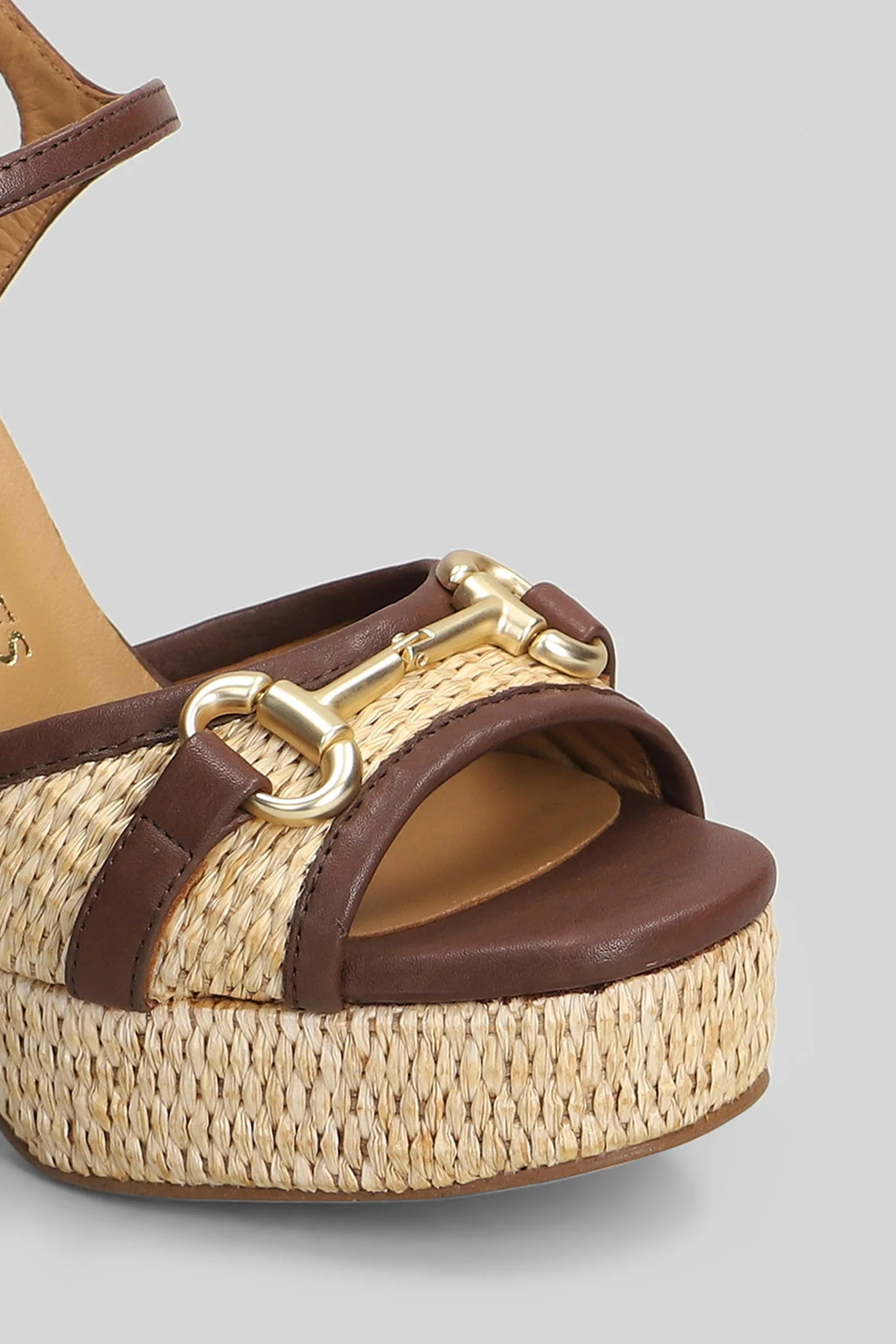 Sandals in beige leather - Image 5