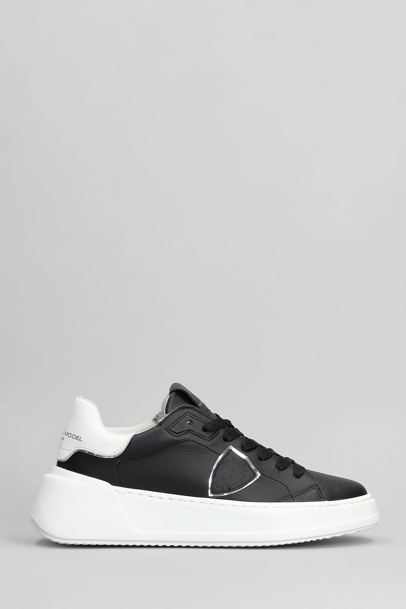 Tres Temple Sneakers in black leather
