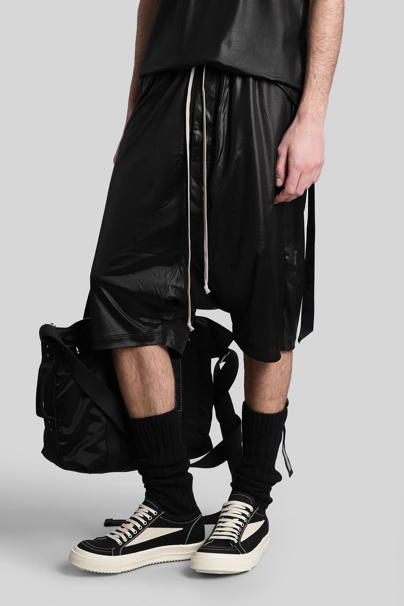 Drawstring pods Shorts in black acetate - Image 4