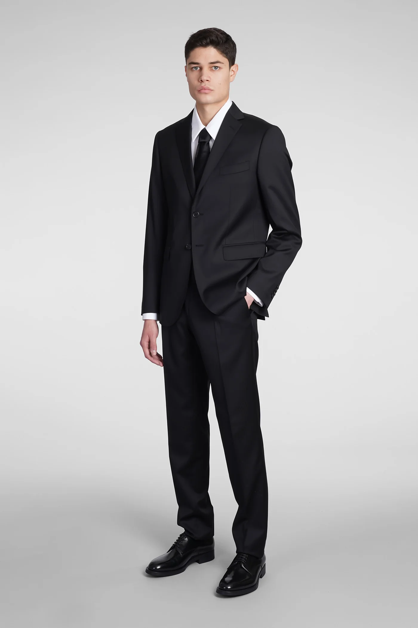 in black wool - Image 2