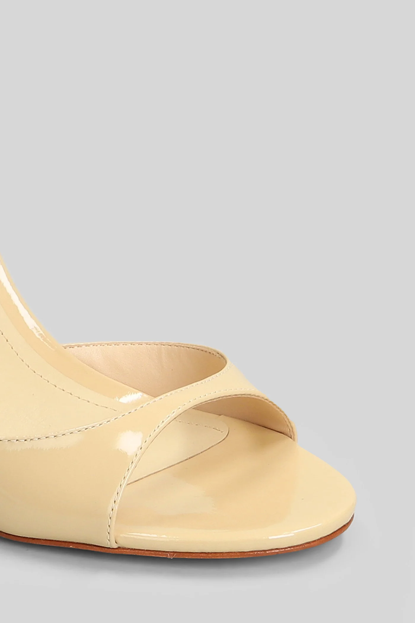 Sandals in beige patent leather - Image 5