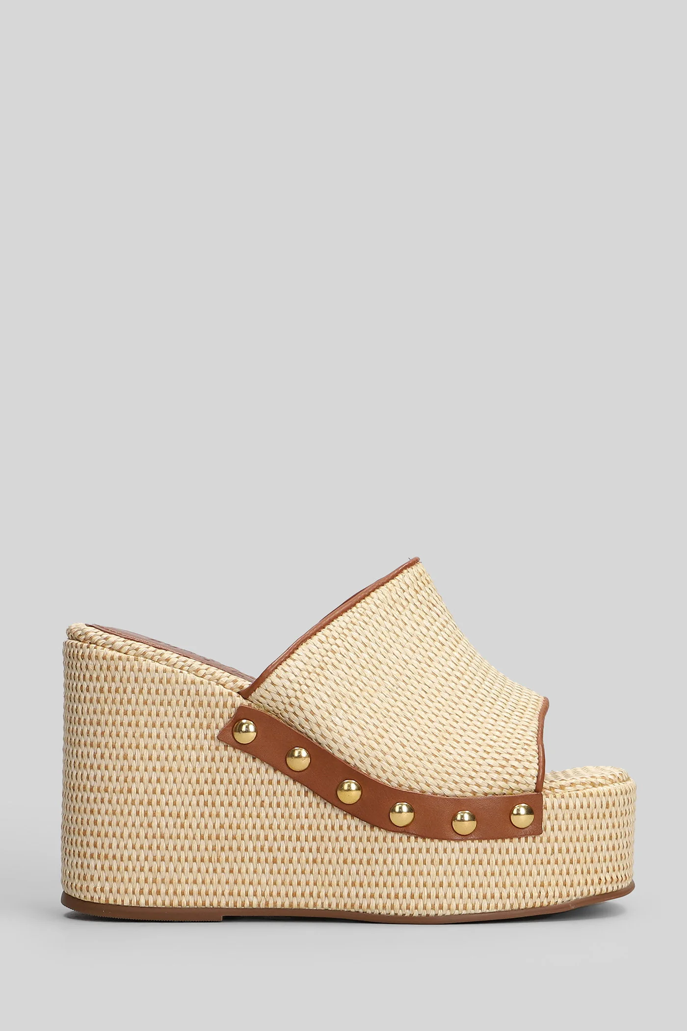 Wedges in beige raffia