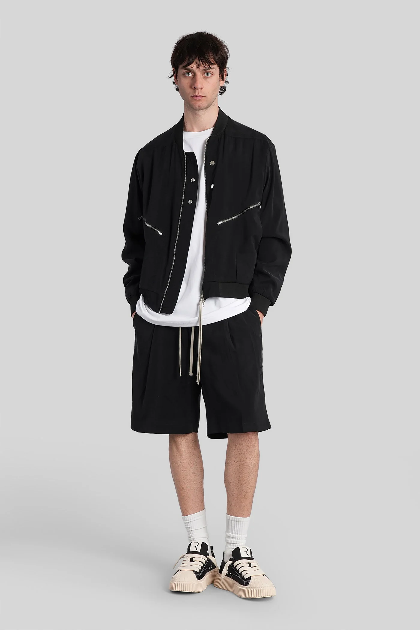 Bays Shorts in black viscose - Image 2
