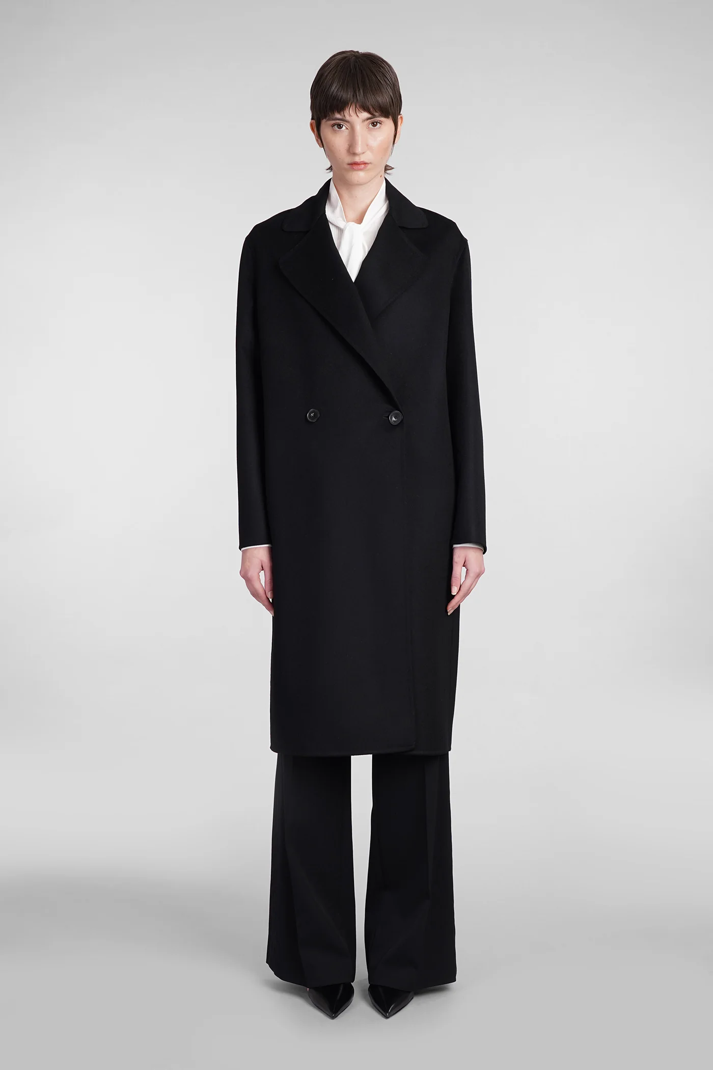 Coat in black wool