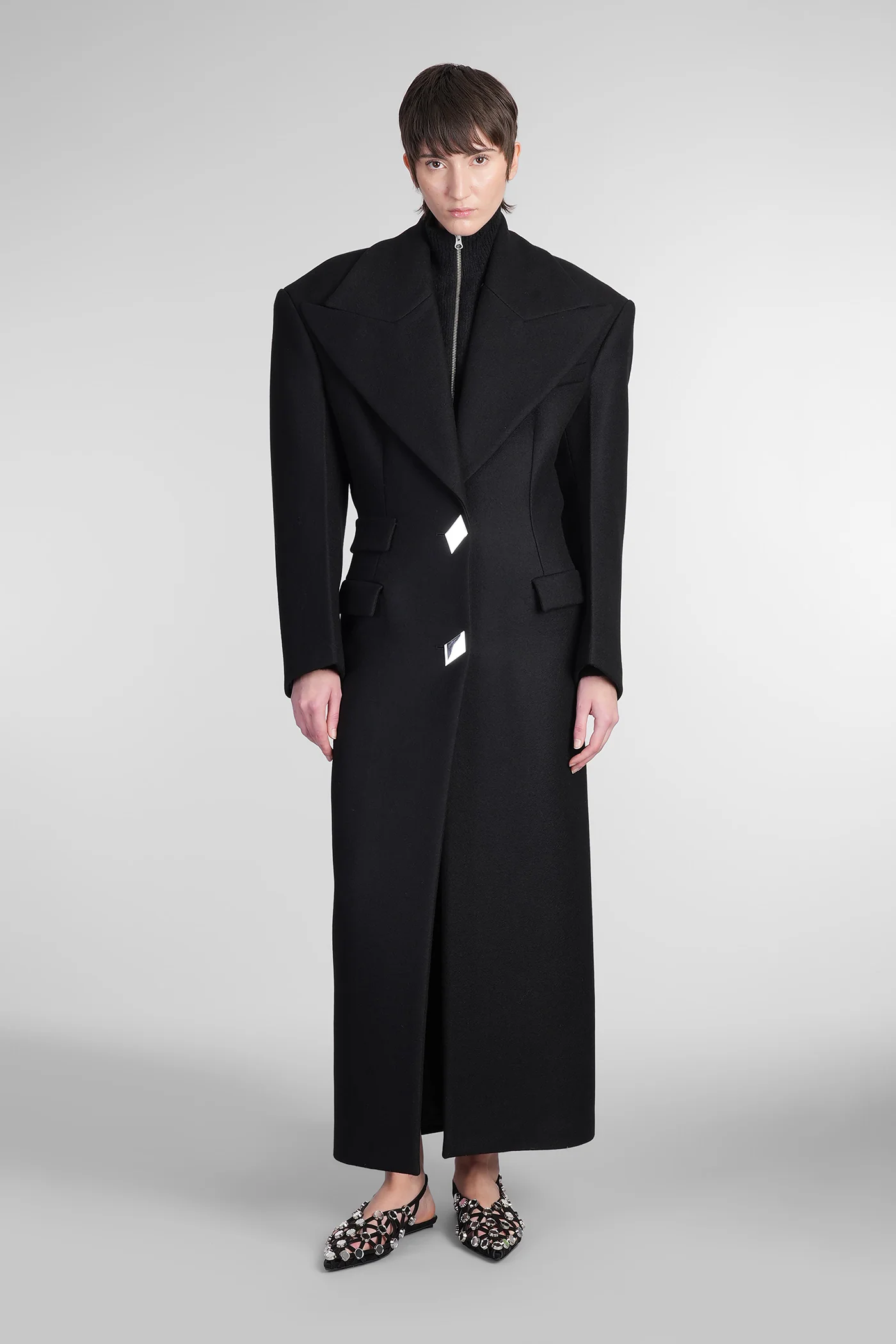 Coat in black wool
