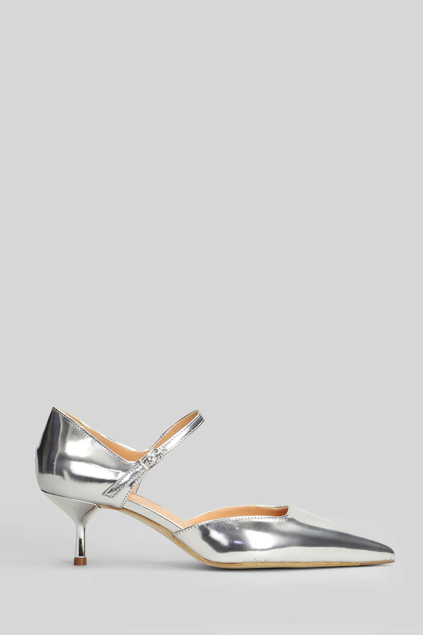 Pumps in silver leather