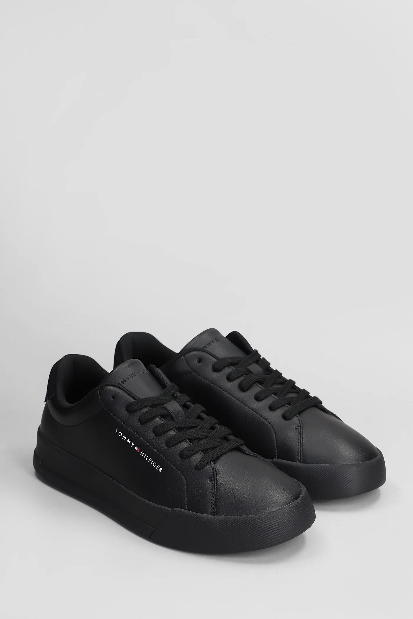 Sneakers in black leather - Image 2