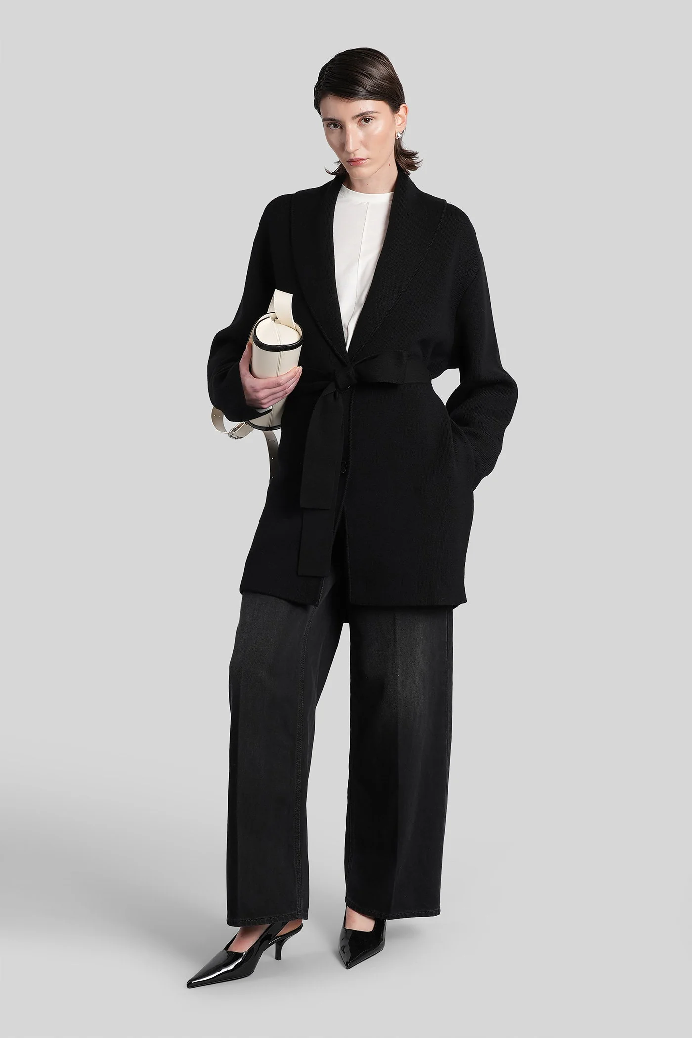 in black wool - Image 2