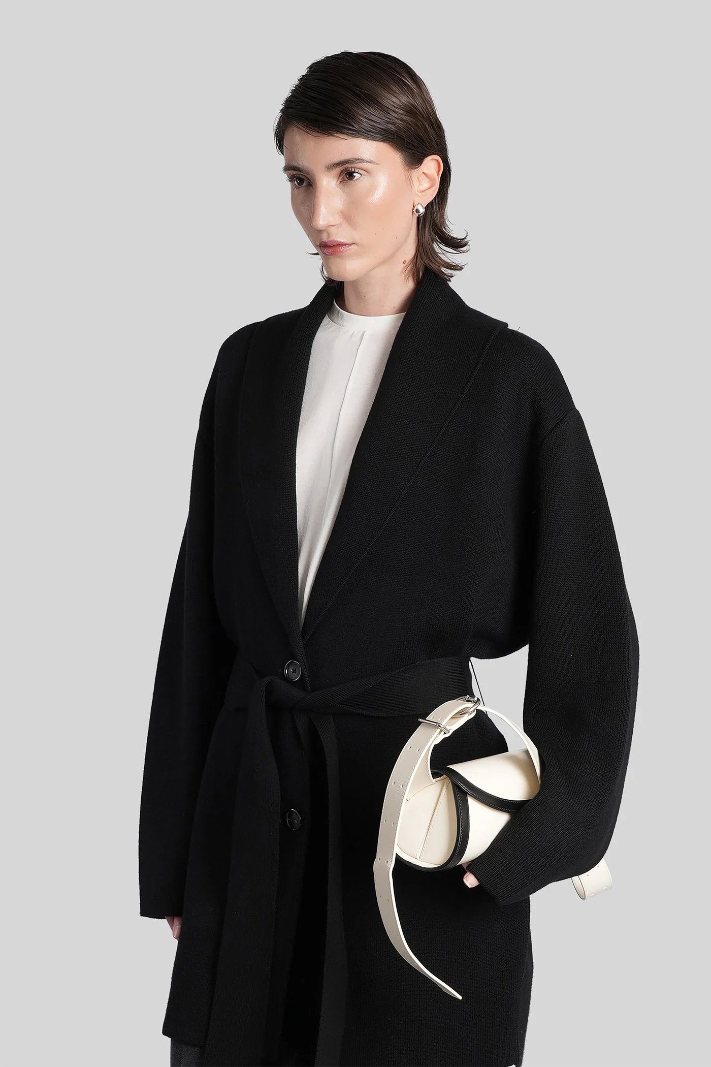 in black wool - Image 4