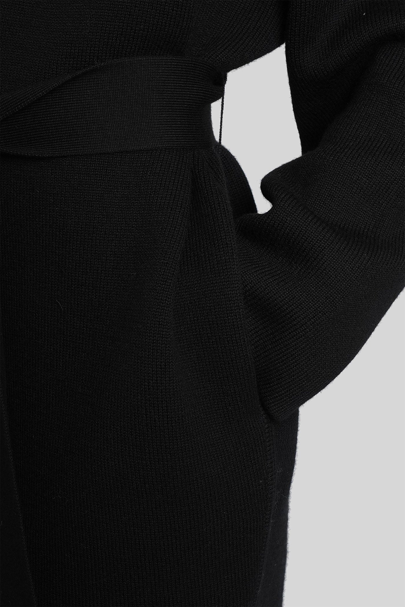 in black wool - Image 5
