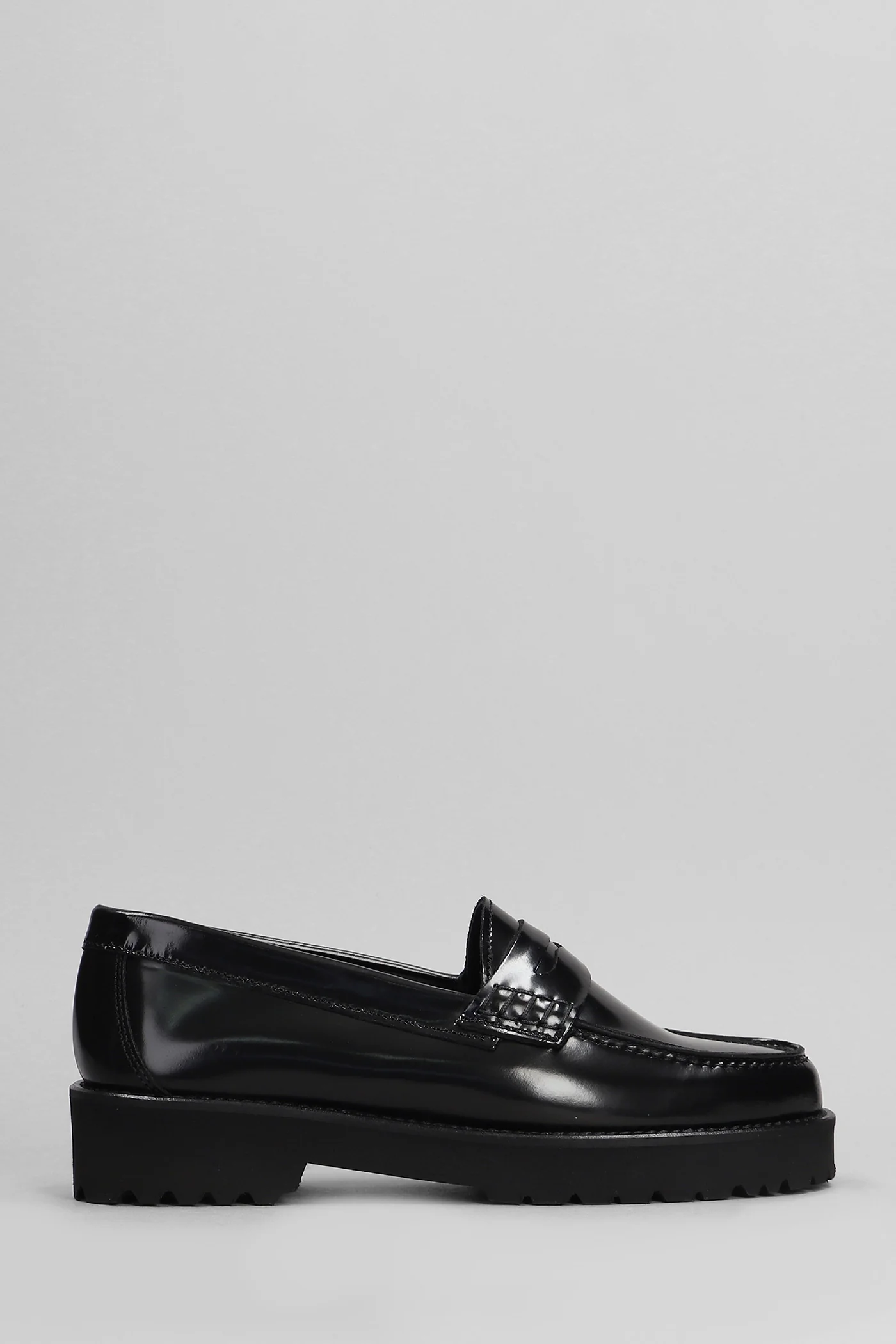 Loafers in black leather