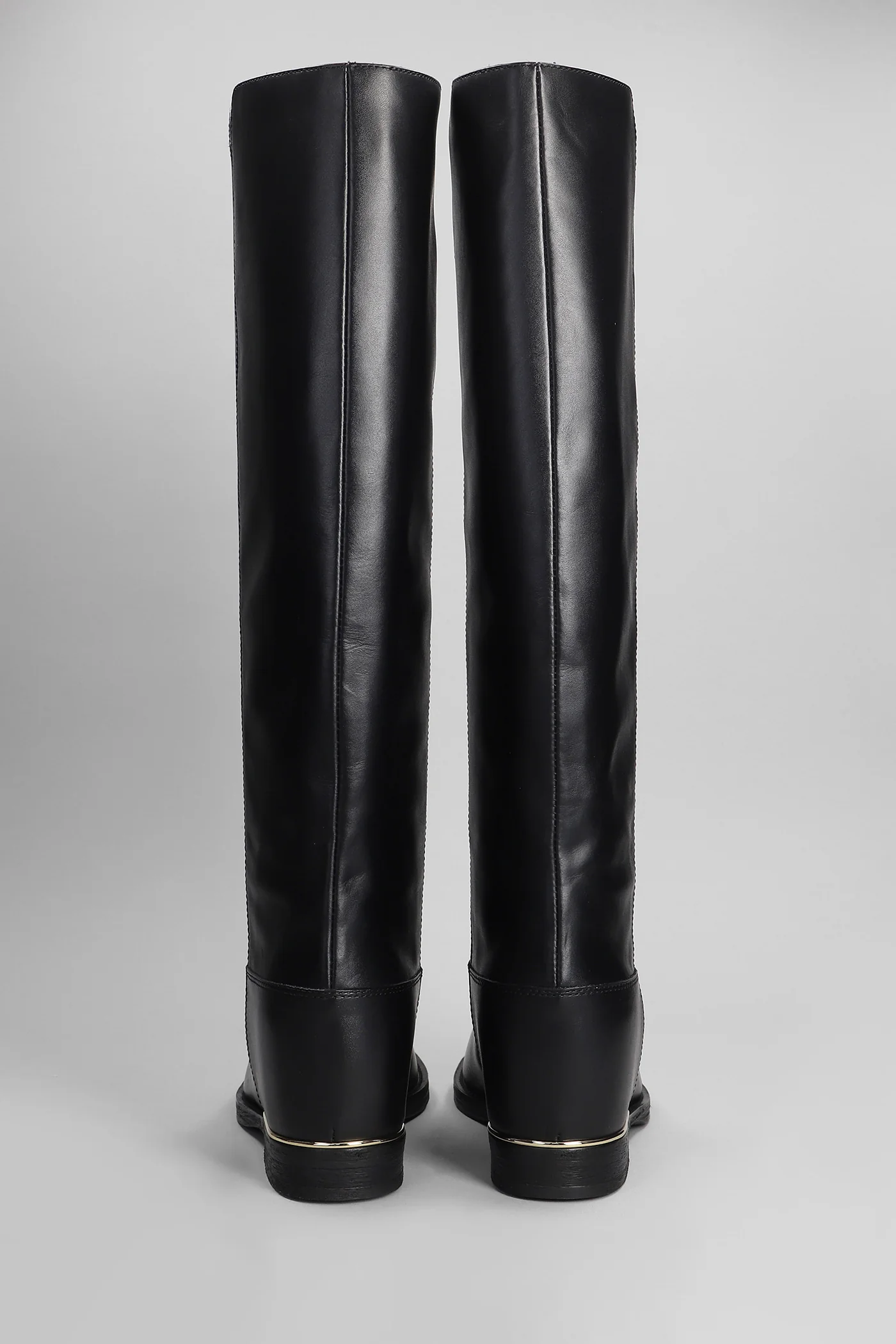 in black leather - Image 4