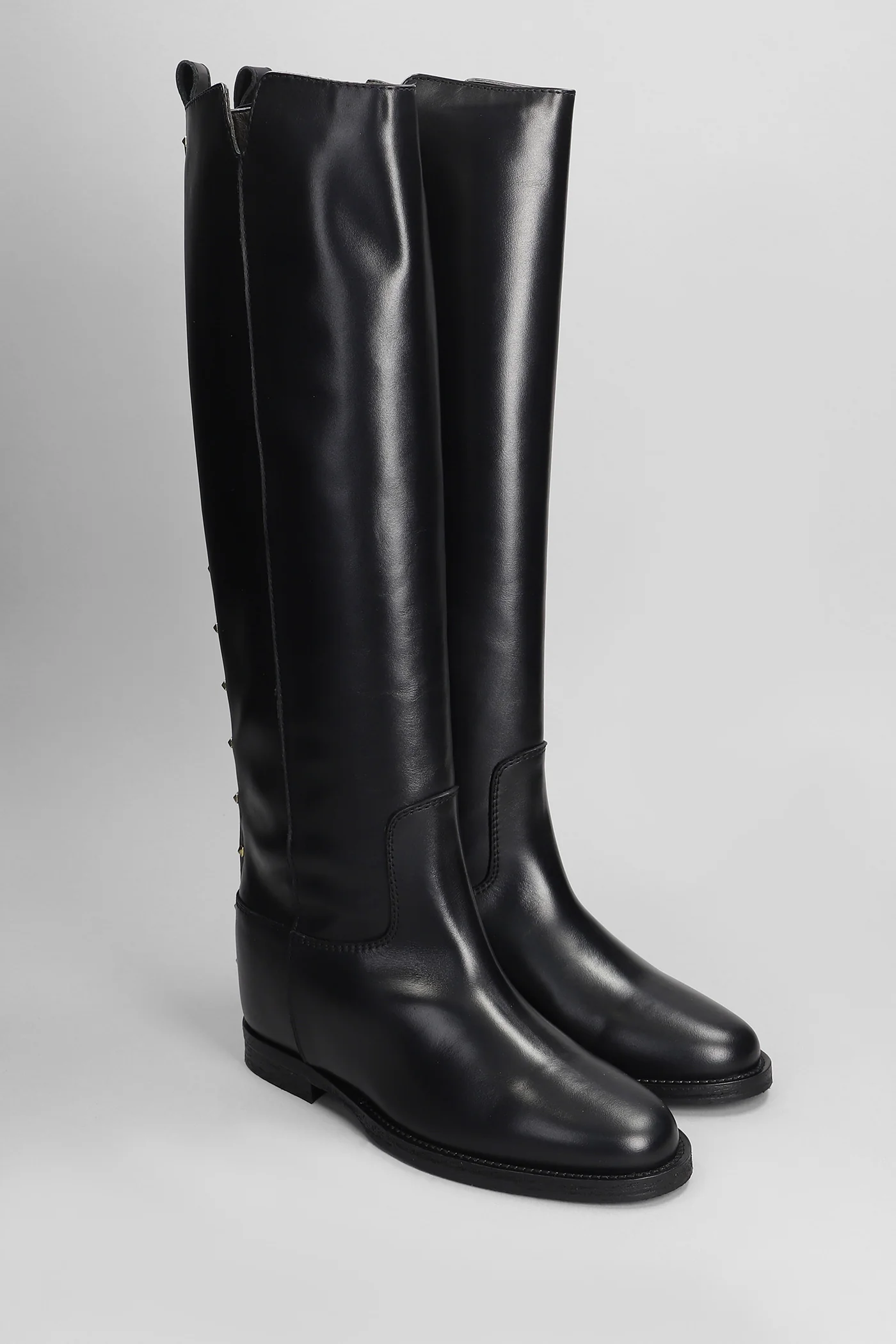 in black leather - Image 2