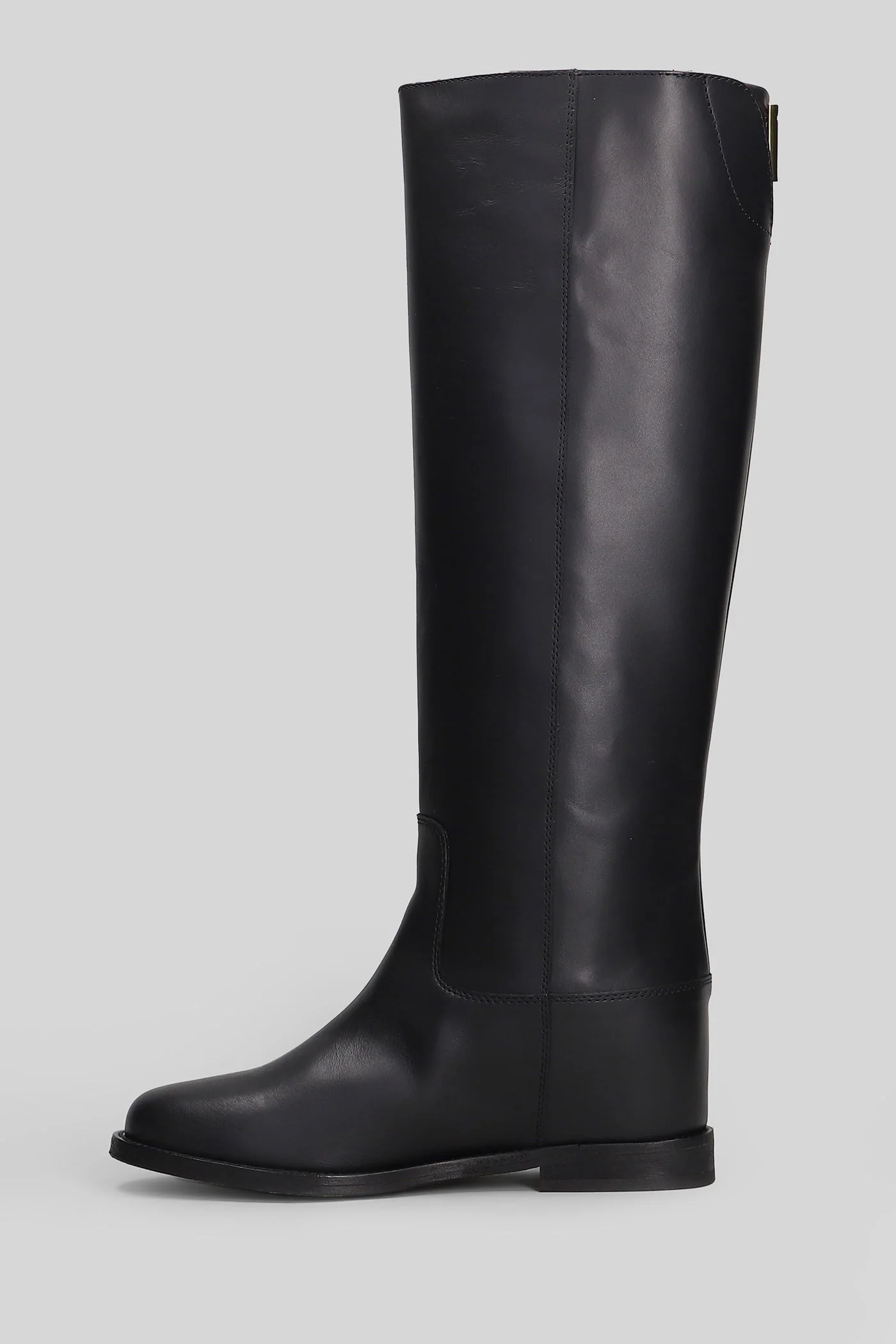 in black leather - Image 3