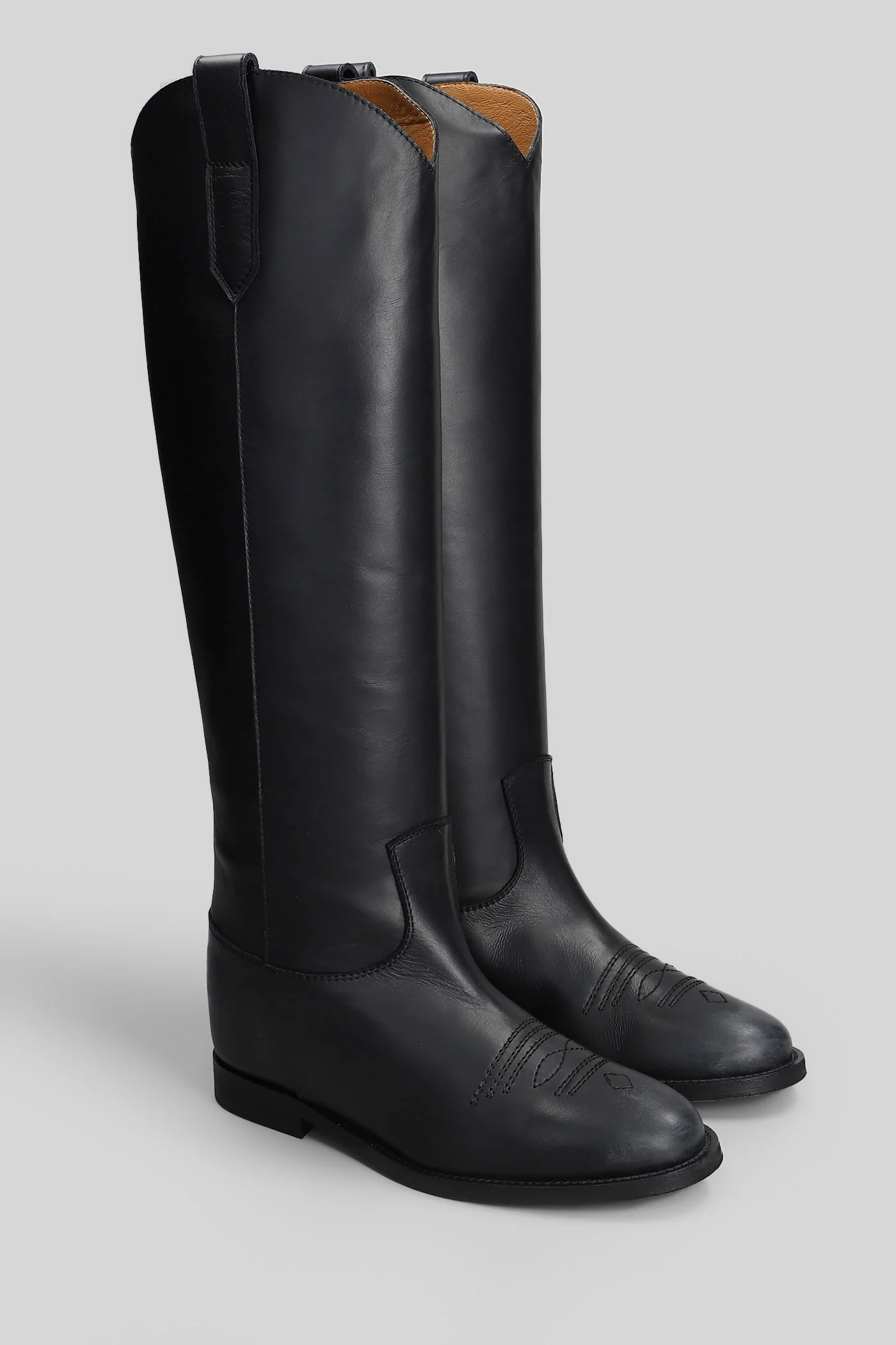 in black leather - Image 2