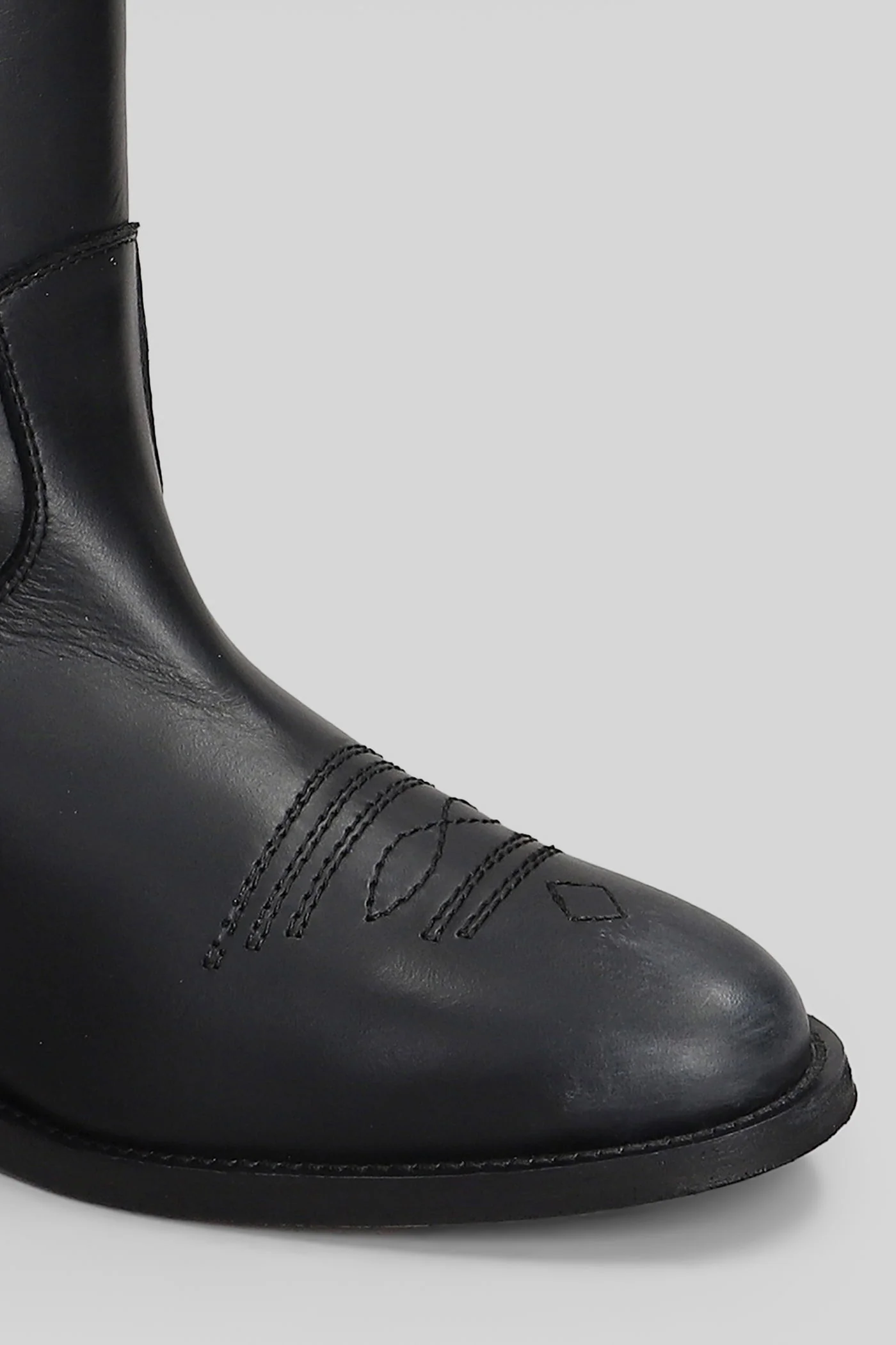 in black leather - Image 5