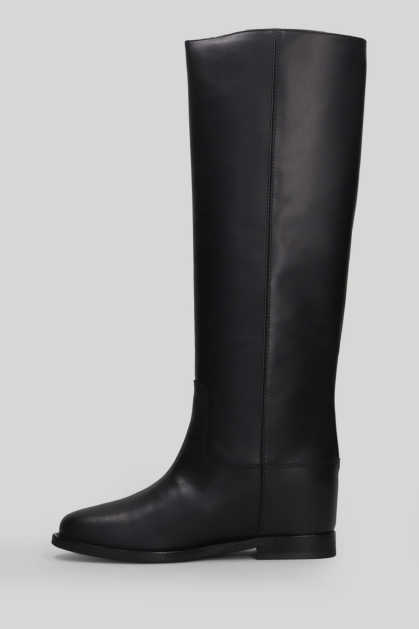 in black leather - Image 3