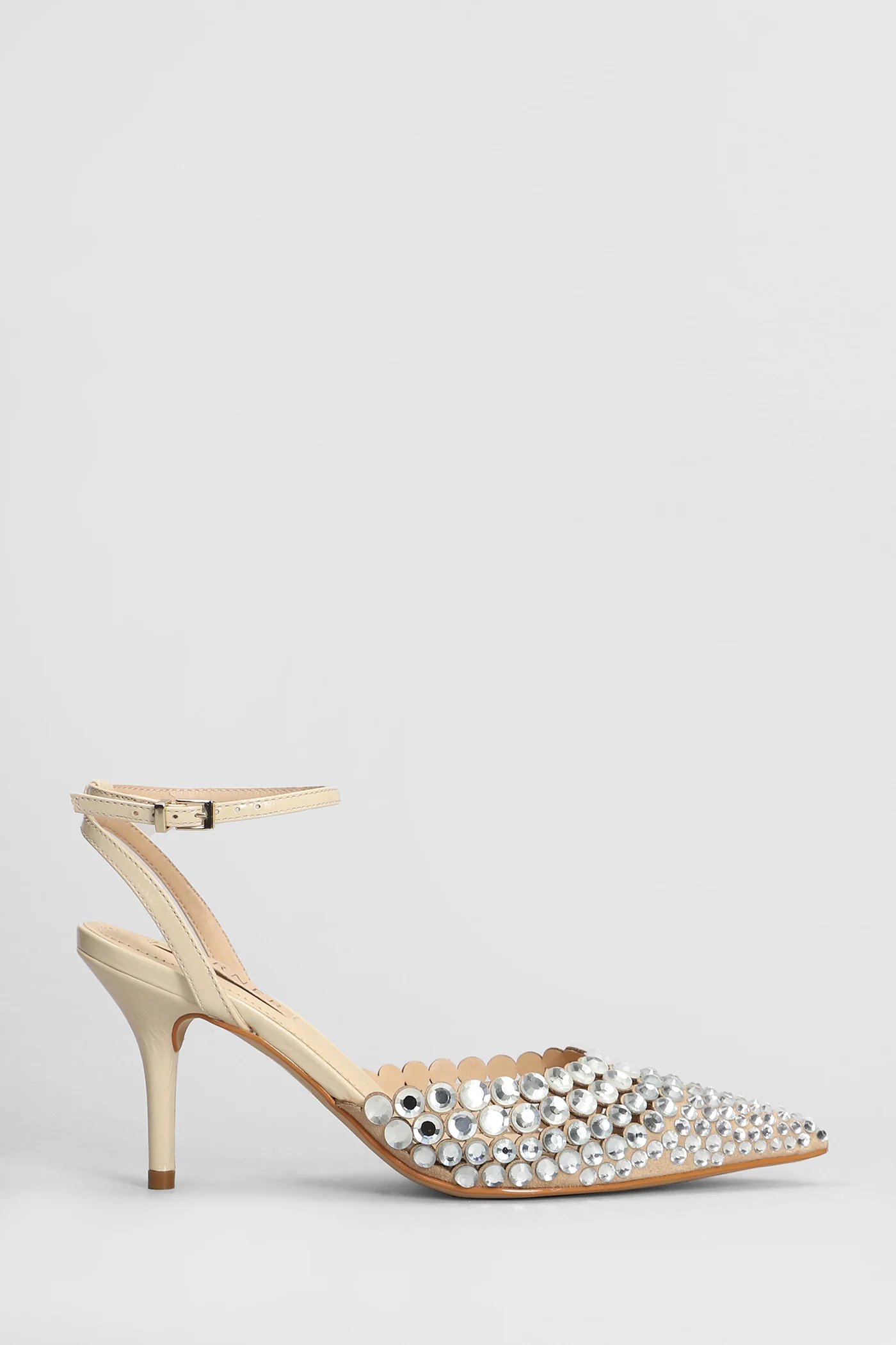 Pumps in beige leather