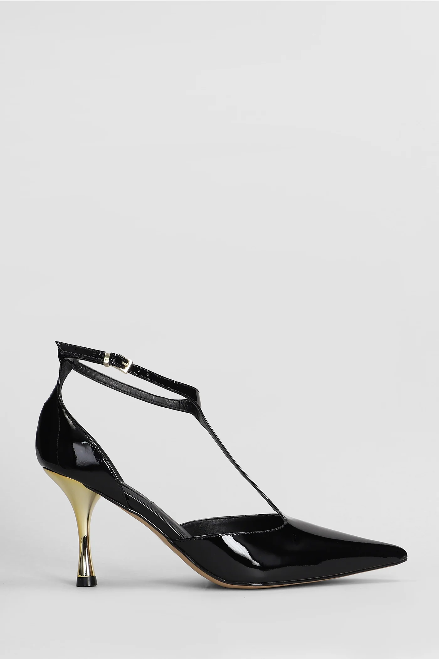 Pumps in black patent leather