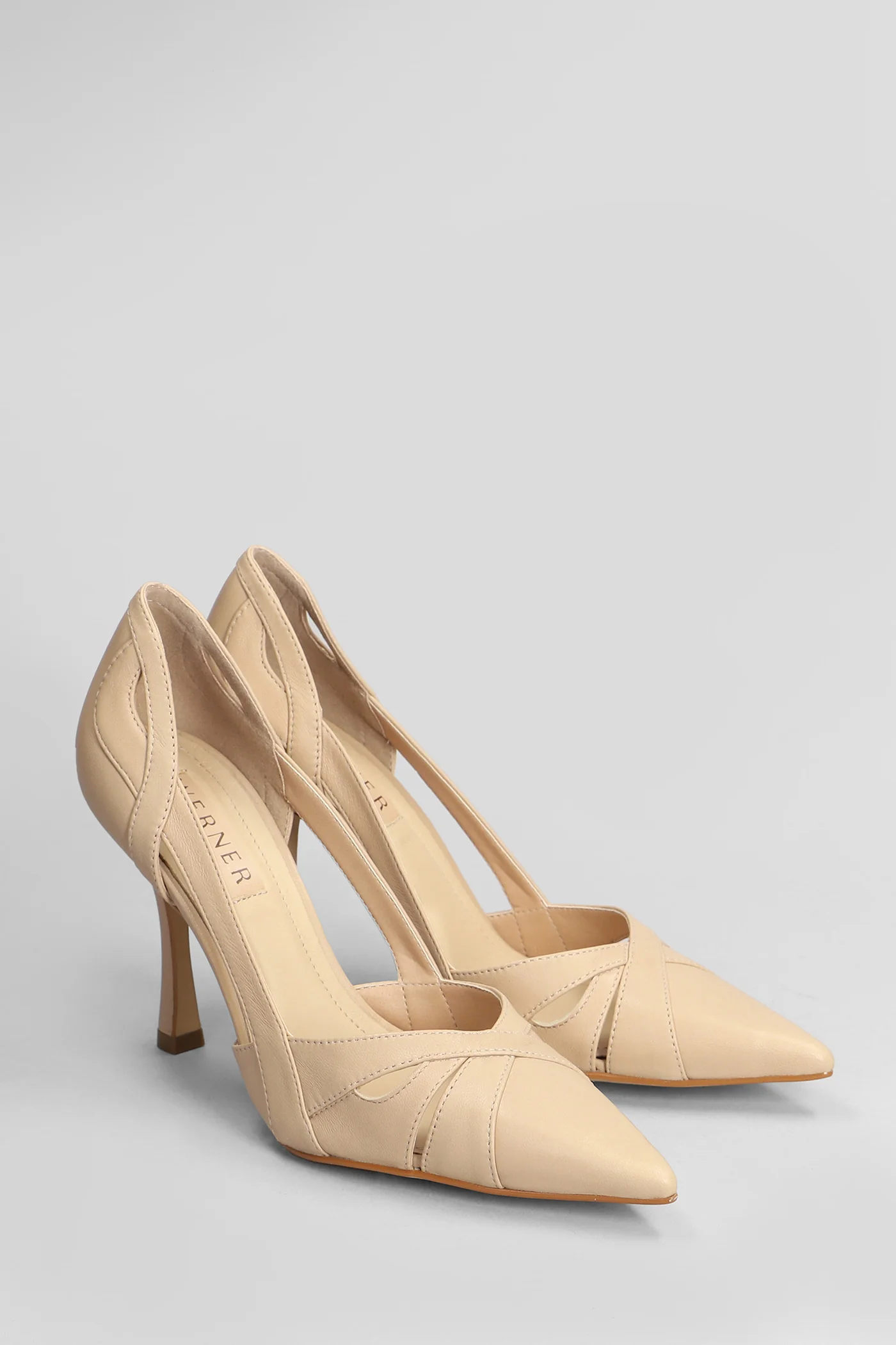 Pumps in powder leather - Image 2