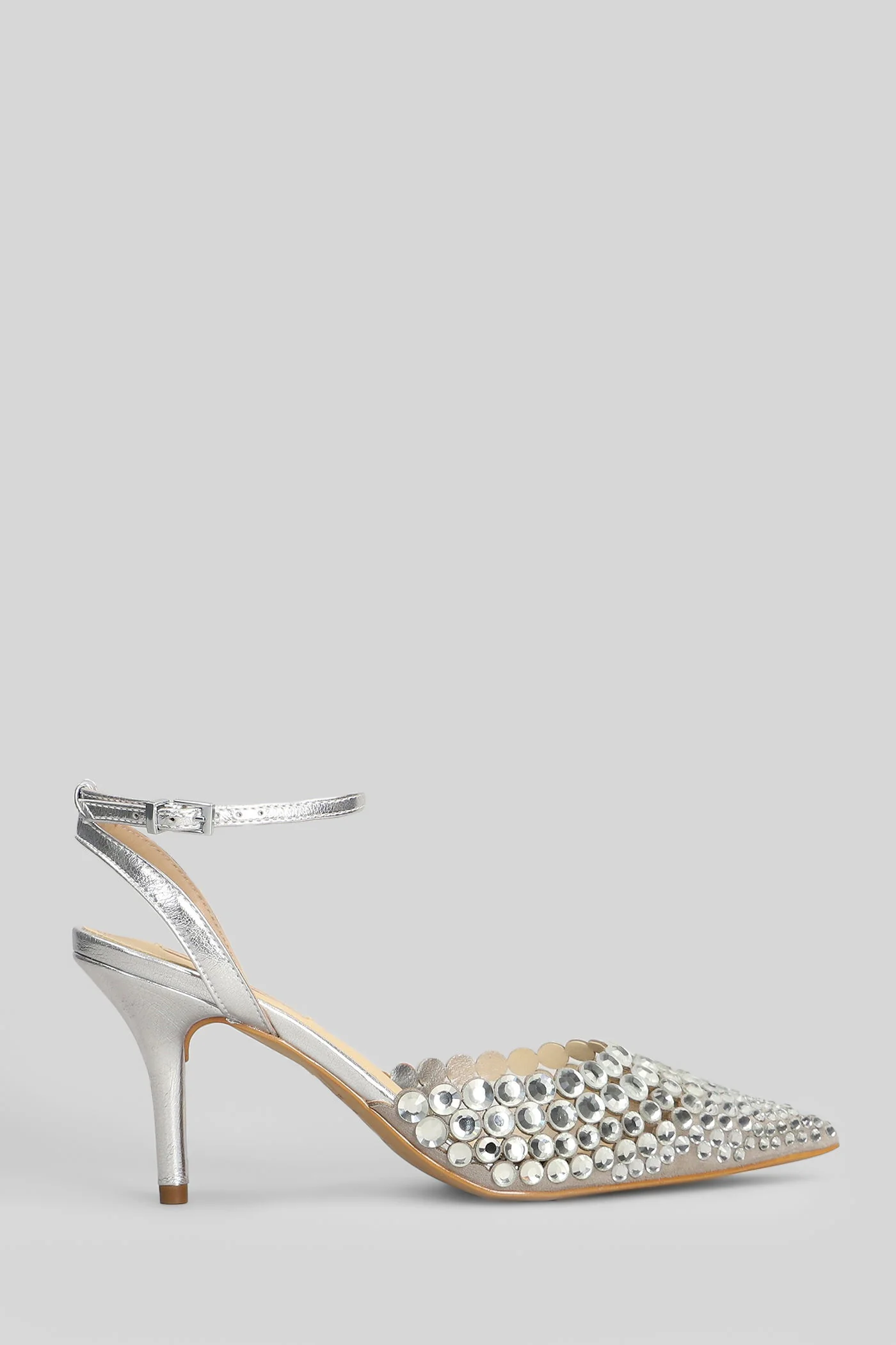 Pumps in silver leather