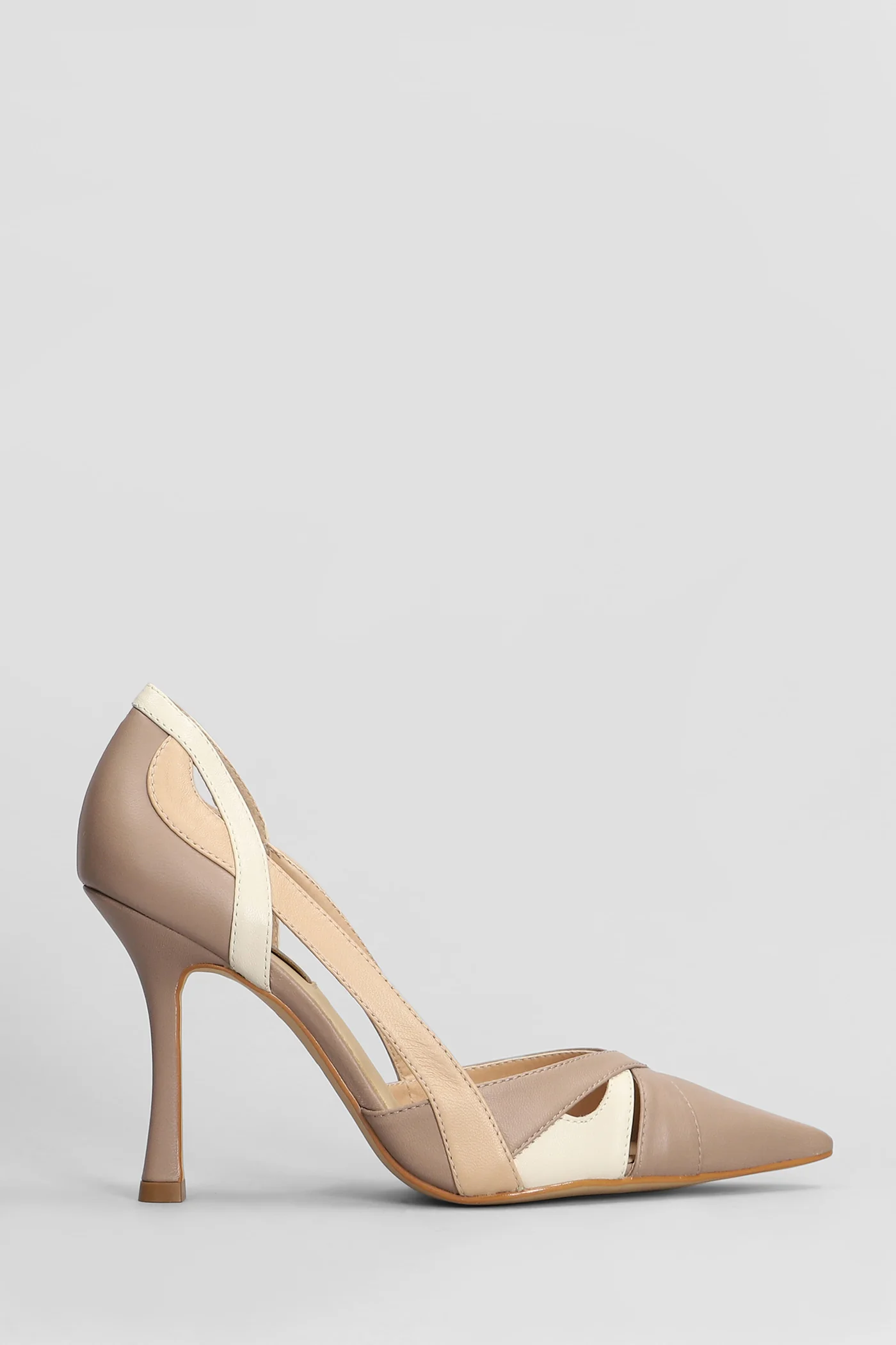 Pumps in taupe leather